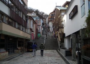閑散とした石段
