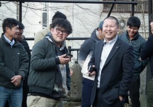 意味深な笑み